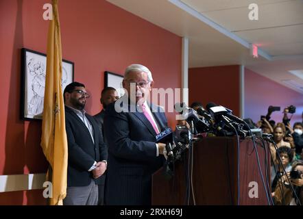 25 settembre 2023, Union City, NJ, USA: Il senatore del New Jersey Bob Menendez ha tenuto una conferenza stampa all'Hudson County Community College di Union City, NJ Il senatore democratico del New Jersey Bob Menendez e sua moglie, Nadine Arslanian Menendez, sono accusati di aver accettato "centinaia di migliaia di dollari in tangenti" in cambio dell'influenza del senatore. Menendez e sua moglie sono stati incriminati per corruzione federale a New York la settimana scorsa. Il senatore Bob Menendez del New Jersey suggerì che il denaro sequestrato dagli investigatori federali dalla sua casa provenisse dal suo studio di risparmio personale Foto Stock