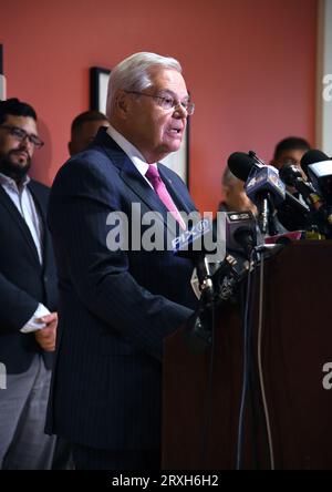 25 settembre 2023, Union City, NJ, USA: Il senatore del New Jersey Bob Menendez ha tenuto una conferenza stampa all'Hudson County Community College di Union City, NJ Il senatore democratico del New Jersey Bob Menendez e sua moglie, Nadine Arslanian Menendez, sono accusati di aver accettato "centinaia di migliaia di dollari in tangenti" in cambio dell'influenza del senatore. Menendez e sua moglie sono stati incriminati per corruzione federale a New York la settimana scorsa. Il senatore Bob Menendez del New Jersey suggerì che il denaro sequestrato dagli investigatori federali dalla sua casa provenisse dal suo studio di risparmio personale Foto Stock