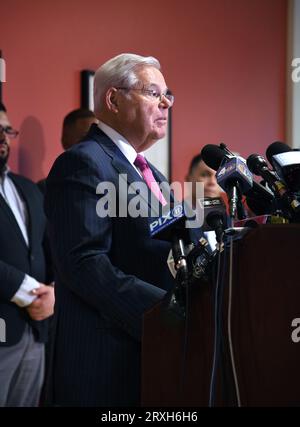 25 settembre 2023, Union City, NJ, USA: Il senatore del New Jersey Bob Menendez ha tenuto una conferenza stampa all'Hudson County Community College di Union City, NJ Il senatore democratico del New Jersey Bob Menendez e sua moglie, Nadine Arslanian Menendez, sono accusati di aver accettato "centinaia di migliaia di dollari in tangenti" in cambio dell'influenza del senatore. Menendez e sua moglie sono stati incriminati per corruzione federale a New York la settimana scorsa. Il senatore Bob Menendez del New Jersey suggerì che il denaro sequestrato dagli investigatori federali dalla sua casa provenisse dal suo studio di risparmio personale Foto Stock