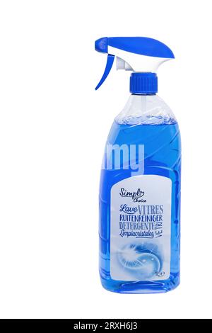 Huelva, Spagna - 25 settembre 2023: Pistola per la pulizia di finestre Simply Choice, un marchio di marchio privato Carrefour. Spray detergente blu utilizzato per rimuovere d Foto Stock