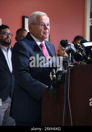 25 settembre 2023, Union City, NJ, USA: Il senatore del New Jersey Bob Menendez ha tenuto una conferenza stampa all'Hudson County Community College di Union City, NJ Il senatore democratico del New Jersey Bob Menendez e sua moglie, Nadine Arslanian Menendez, sono accusati di aver accettato "centinaia di migliaia di dollari in tangenti" in cambio dell'influenza del senatore. Menendez e sua moglie sono stati incriminati per corruzione federale a New York la settimana scorsa. Il senatore Bob Menendez del New Jersey suggerì che il denaro sequestrato dagli investigatori federali dalla sua casa provenisse dal suo studio di risparmio personale Foto Stock