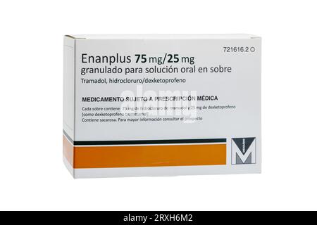 Huelva, Spagna - 25 settembre 2023: Scatola spagnola di Enanplus, una combinazione di Dexketoprofen e Tramadol utilizzata per il trattamento sintomatico a breve termine Foto Stock