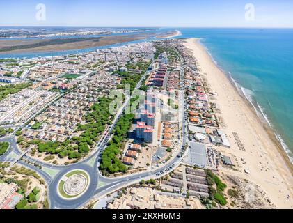 Vista panoramica aerea del villaggio e della spiaggia di Punta Umbria, nella provincia di Huelva, Andalusia, Spagna Foto Stock