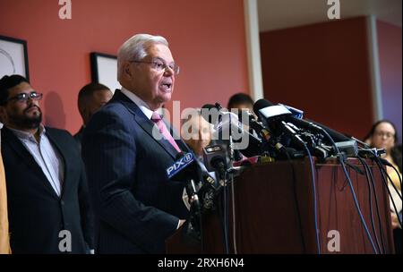 25 settembre 2023, Union City, NJ, USA: Il senatore del New Jersey Bob Menendez ha tenuto una conferenza stampa all'Hudson County Community College di Union City, NJ Il senatore democratico del New Jersey Bob Menendez e sua moglie, Nadine Arslanian Menendez, sono accusati di aver accettato "centinaia di migliaia di dollari in tangenti" in cambio dell'influenza del senatore. Menendez e sua moglie sono stati incriminati per corruzione federale a New York la settimana scorsa. Il senatore Bob Menendez del New Jersey suggerì che il denaro sequestrato dagli investigatori federali dalla sua casa provenisse dal suo studio di risparmio personale Foto Stock