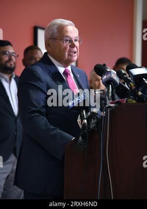 25 settembre 2023, Union City, NJ, USA: Il senatore del New Jersey Bob Menendez ha tenuto una conferenza stampa all'Hudson County Community College di Union City, NJ Il senatore democratico del New Jersey Bob Menendez e sua moglie, Nadine Arslanian Menendez, sono accusati di aver accettato "centinaia di migliaia di dollari in tangenti" in cambio dell'influenza del senatore. Menendez e sua moglie sono stati incriminati per corruzione federale a New York la settimana scorsa. Il senatore Bob Menendez del New Jersey suggerì che il denaro sequestrato dagli investigatori federali dalla sua casa provenisse dal suo studio di risparmio personale Foto Stock