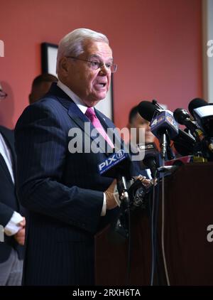 25 settembre 2023, Union City, NJ, USA: Il senatore del New Jersey Bob Menendez ha tenuto una conferenza stampa all'Hudson County Community College di Union City, NJ Il senatore democratico del New Jersey Bob Menendez e sua moglie, Nadine Arslanian Menendez, sono accusati di aver accettato "centinaia di migliaia di dollari in tangenti" in cambio dell'influenza del senatore. Menendez e sua moglie sono stati incriminati per corruzione federale a New York la settimana scorsa. Il senatore Bob Menendez del New Jersey suggerì che il denaro sequestrato dagli investigatori federali dalla sua casa provenisse dal suo studio di risparmio personale Foto Stock