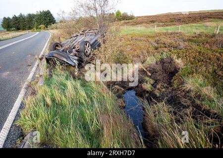 A6033 Road, West Yorkshire. 25 settembre 2023. RTA, incidente stradale sulla A6033 tra Pecket Well e Oxenhope con la vettura capovolta e la portiera del conducente aperta. L'auto era una Vauxhall Astra Diesel del 2008 basata sulla targa posteriore. Il conducente non era presente. Nessun nastro della polizia sopra o in prossimità della vincinità del veicolo o della polizia presente. L'interno dell'auto sembrava intatto, nessun danno evidente, segni di lesioni o sangue. Le auto rallentavano e chiedevano se qualcuno fosse intrappolato all'interno. Crediti: Stephen Bell/Alamy Live News Foto Stock