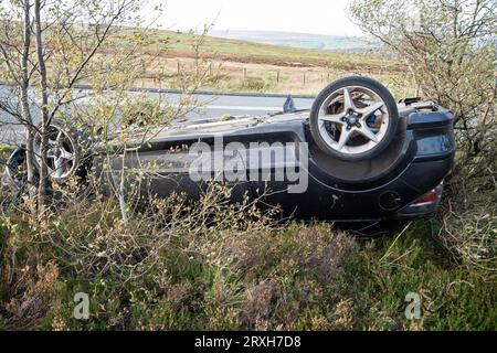 A6033 Road, West Yorkshire. 25 settembre 2023. RTA, incidente stradale sulla A6033 tra Pecket Well e Oxenhope con la vettura capovolta e la portiera del conducente aperta. L'auto era una Vauxhall Astra Diesel del 2008 basata sulla targa posteriore. Il conducente non era presente. Nessun nastro della polizia sopra o in prossimità della vincinità del veicolo o della polizia presente. L'interno dell'auto sembrava intatto, nessun danno evidente, segni di lesioni o sangue. Le auto rallentavano e chiedevano se qualcuno fosse intrappolato all'interno. Crediti: Stephen Bell/Alamy Live News Foto Stock