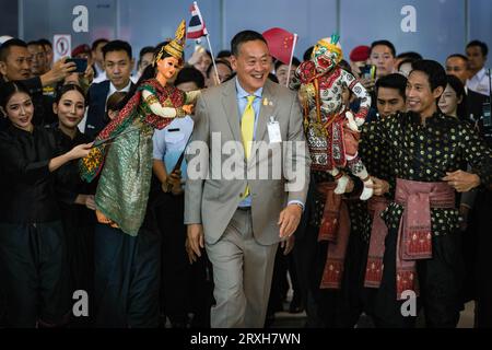 Bangkok, Thailandia. 25 settembre 2023. Esenzione dal visto i turisti cinesi in partenza da Shanghai sono accolti dal primo ministro tailandese Srettha Thavisin (C) durante una cerimonia di benvenuto per celebrare il primo giorno del regime di esenzione dal visto del governo all'aeroporto internazionale Suvarnabhumi nella provincia di Samut Prakan, Thailandia, il 25 settembre 2023. Il governo thailandese ha concesso il regime di esenzione dal visto per cinque mesi per i turisti cinesi e kazaki in vigore dal 25 settembre 2023 al 29 febbraio 2024, che mira a generare entrate turistiche. (Immagine di credito: © Wissarut Weerasopon/ZUMA Press Wire) SOLO USO EDITORIALE! N Foto Stock