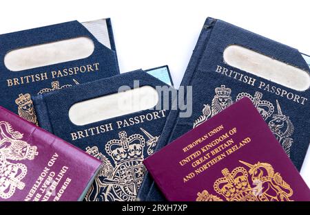 Primo piano del passaporto britannico scaduto e in corso che copre cinquant'anni isolato su sfondo bianco. Foto Stock