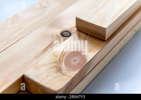 Primo piano di legno di pino pronto che mostra due tipi di nodi di legno. Foto Stock