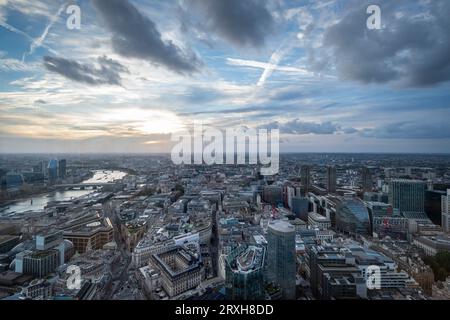 Londra, Regno Unito. 25 settembre 2023. Vista del tramonto dal 50° piano dell'8° Bishopsgate. Aperta di recente ad agosto, questa galleria pubblica, conosciuta come The Lookout, competerà con Horizon 22, un'altra piattaforma di osservazione aperta al pubblico al 22 Bishopsgate accanto alla fine di settembre, ma che offrirà viste dal 58° piano. Crediti: Stephen Chung / Alamy Live News Foto Stock