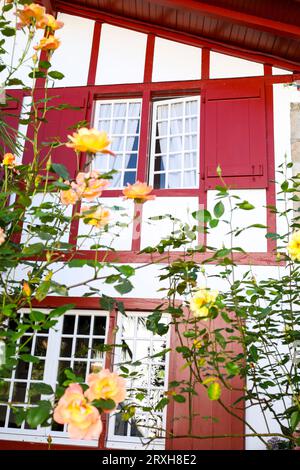 Case tradizionali in legno con giardino ad Ainhoa, una piccola città vicino al confine spagnolo Foto Stock