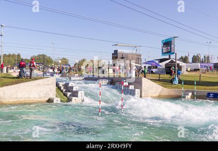 Vista di una parte del campo presso il Lee Valley White Water Centre per i Campionati del mondo di slalom di canoa ICF 2023. Foto Stock