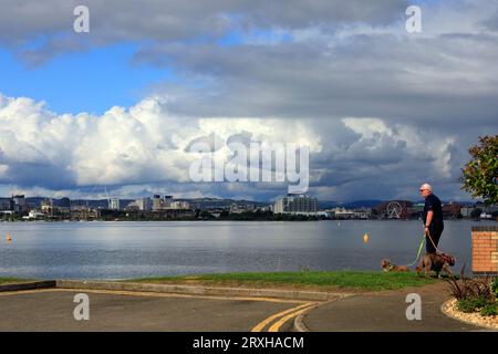 Cani da passeggio con vista mozzafiato sulla baia di Cardiff con nuvole spettacolari. Cardiff, presa nel settembre 2023 Foto Stock