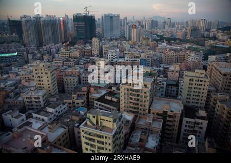 L'architettura moderna circonda gli edifici più vecchi di Shenzhen; Shenzhen, Guangdong, Cina Foto Stock