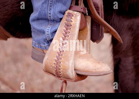 Primo piano di uno stivale da cowboy in una staffa nelle Nebraska Sandhills, USA; Halsey, Nebraska, Stati Uniti d'America Foto Stock