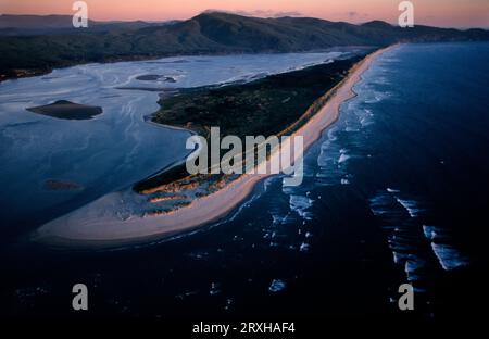 Vista aerea di Tillamook Spit; Oceanside, Oregon, Stati Uniti d'America Foto Stock
