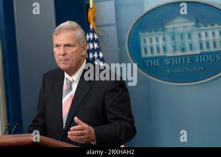 Washington, Vereinigte Staaten. 25 settembre 2023. Il Segretario dell'Agricoltura degli Stati Uniti Tom Vilsack partecipa al briefing giornaliero alla Casa Bianca di Washington, DC, 25 settembre 2023. Crediti: Chris Kleponis/CNP/dpa/Alamy Live News Foto Stock