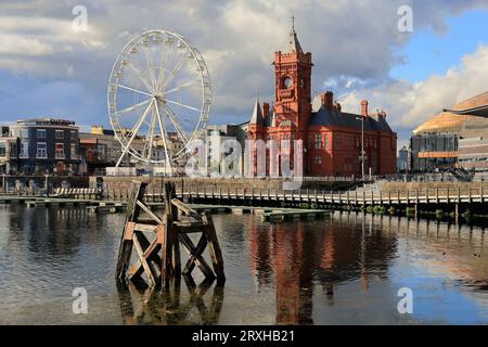 L'edificio Pierhead e Reflection nella Baia di Cardiff. Cardiff, presa nel settembre 2023 Foto Stock