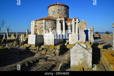 La tomba di Yunus Bey a Enez, in Turchia, fu convertita da una vecchia chiesa a una tomba. Ci sono vecchie tombe ottomane intorno. Foto Stock