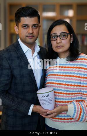 Preeti Joshi, 34 anni, con suo marito Hrushikesh Joshi, 39 anni, a Leicester. La signora Joshi è stata portata al Leicester Royal Infirmary, parte degli ospedali universitari del Leicester NHS Trust, dopo complicazioni durante la nascita del suo secondo figlio, Ansh, il 21 aprile 2022. Data immagine: Lunedì 25 settembre 2023. Foto Stock