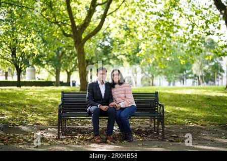 Preeti Joshi, 34 anni, con suo marito Hrushikesh Joshi, 39 anni, a Leicester. La signora Joshi è stata portata al Leicester Royal Infirmary, parte degli ospedali universitari del Leicester NHS Trust, dopo complicazioni durante la nascita del suo secondo figlio, Ansh, il 21 aprile 2022. Data immagine: Lunedì 25 settembre 2023. Foto Stock