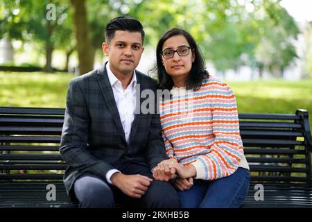 Preeti Joshi, 34 anni, con suo marito Hrushikesh Joshi, 39 anni, a Leicester. La signora Joshi è stata portata al Leicester Royal Infirmary, parte degli ospedali universitari del Leicester NHS Trust, dopo complicazioni durante la nascita del suo secondo figlio, Ansh, il 21 aprile 2022. Data immagine: Lunedì 25 settembre 2023. Foto Stock