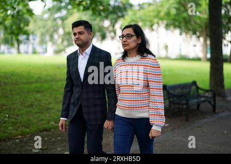 Preeti Joshi, 34 anni, con suo marito Hrushikesh Joshi, 39 anni, a Leicester. La signora Joshi è stata portata al Leicester Royal Infirmary, parte degli ospedali universitari del Leicester NHS Trust, dopo complicazioni durante la nascita del suo secondo figlio, Ansh, il 21 aprile 2022. Data immagine: Lunedì 25 settembre 2023. Foto Stock