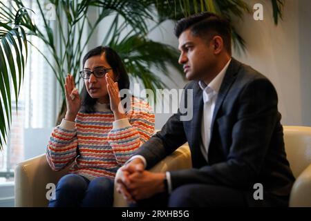 Preeti Joshi, 34 anni, con suo marito Hrushikesh Joshi, 39 anni, a Leicester. La signora Joshi è stata portata al Leicester Royal Infirmary, parte degli ospedali universitari del Leicester NHS Trust, dopo complicazioni durante la nascita del suo secondo figlio, Ansh, il 21 aprile 2022. Data immagine: Lunedì 25 settembre 2023. Foto Stock