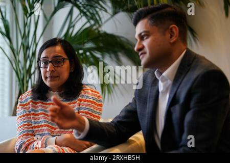 Preeti Joshi, 34 anni, con suo marito Hrushikesh Joshi, 39 anni, a Leicester. La signora Joshi è stata portata al Leicester Royal Infirmary, parte degli ospedali universitari del Leicester NHS Trust, dopo complicazioni durante la nascita del suo secondo figlio, Ansh, il 21 aprile 2022. Data immagine: Lunedì 25 settembre 2023. Foto Stock