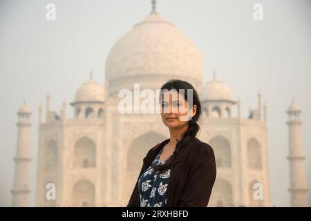 Ritratto di una giovane donna di fronte al Taj Mahal ad Agra, Uttar Pradesh, India; Agra, Uttar Pradesh, India Foto Stock