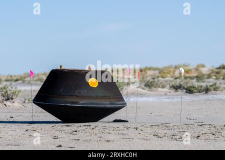 Dugway, Stati Uniti d'America. 24 settembre 2023. Dugway, Stati Uniti d'America. 24 settembre 2023. La capsula di rientro bruciata trasportava campioni di asteroidi dalla missione NASA OSIRIS-Rex dopo l'atterraggio allo Utah test and Training Range, il 24 settembre 2023 a Dugway, Utah. Il campione è stato prelevato dall'asteroide Bennu nell'ottobre 2020 dalla sonda OSIRIS-Rex ed è tornato sulla Terra durante un volo passato. Crediti: Keegan Barber/NASA/Alamy Live News Foto Stock