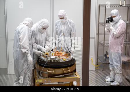 Dugway, Stati Uniti d'America. 24 settembre 2023. Dugway, Stati Uniti d'America. 24 settembre 2023. I team di curation elaborano la capsula di ritorno campione trasportando campioni di asteroidi dalla missione NASA OSIRIS-Rex in una camera pulita dopo l'atterraggio allo Utah test and Training Range, il 24 settembre 2023 a Dugway, Utah. Il campione è stato prelevato dall'asteroide Bennu nell'ottobre 2020 dalla sonda OSIRIS-Rex ed è tornato sulla Terra durante un volo passato. Crediti: Keegan Barber/NASA/Alamy Live News Foto Stock