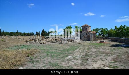 La tomba di Yunus Bey a Enez, in Turchia, fu convertita da una vecchia chiesa a una tomba. Ci sono vecchie tombe ottomane intorno. Foto Stock