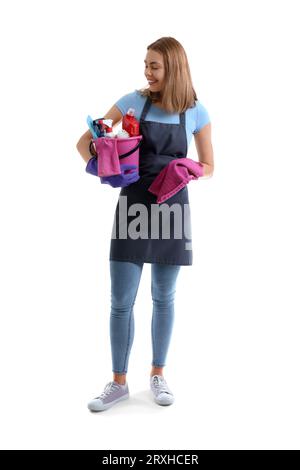 Giovane donna con forniture di pulizia su sfondo bianco Foto Stock