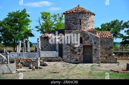 La tomba di Yunus Bey a Enez, in Turchia, fu convertita da una vecchia chiesa a una tomba. Ci sono vecchie tombe ottomane intorno. Foto Stock