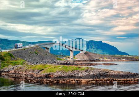 L'iconico ponte Storseisundet, il più lungo degli otto ponti che compongono la Atlantic Road nella Norvegia occidentale. Foto Stock