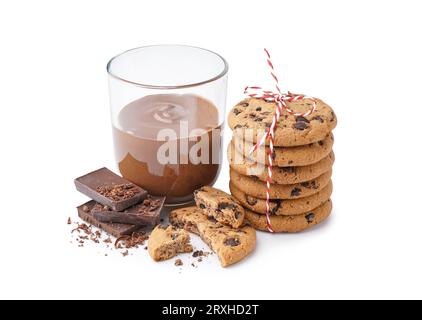 Gustosi biscotti con gocce di cioccolato e un bicchiere di salsa su sfondo bianco Foto Stock