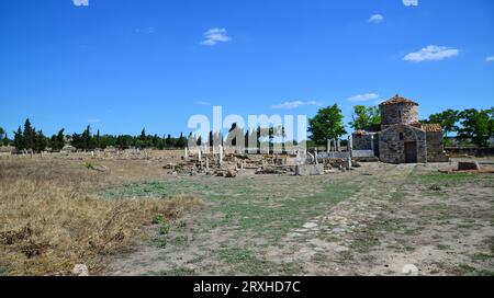 La tomba di Yunus Bey a Enez, in Turchia, fu convertita da una vecchia chiesa a una tomba. Ci sono vecchie tombe ottomane intorno. Foto Stock