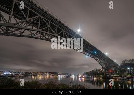 Una vista notturna piovosa su Fremont Cut e attraverso Lake Union fino a Eastlake, da sotto l'Aurora Bridge di Seattle Foto Stock