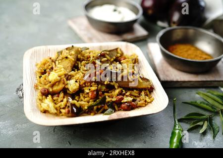 Bagno vangi fatto in casa o riso brinjal - pulav di melanzane dell'india meridionale, messa a fuoco selettiva Foto Stock