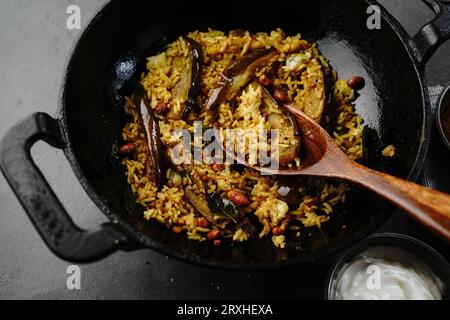 Bagno vangi fatto in casa o riso brinjal - pulav di melanzane dell'india meridionale, messa a fuoco selettiva Foto Stock