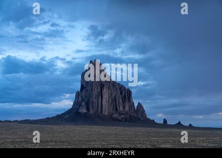 Schiarire le nuvole di tempesta su Shiprock nella pianura desertica della Nazione Navajo nel nuovo Messico, Stati Uniti; Shiprock, nuovo Messico, Stati Uniti d'America Foto Stock