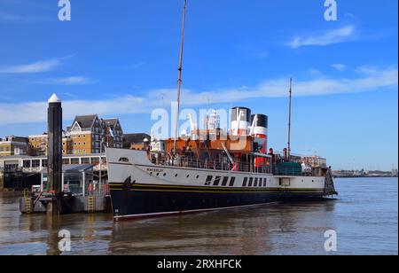 Il piroscafo a pale Waverley varato nel 1946 ormeggiato in sicurezza accanto al Gravesend Town Pier costruito nel 1834. La nave storica è in fase di preparazione per le escursioni Foto Stock