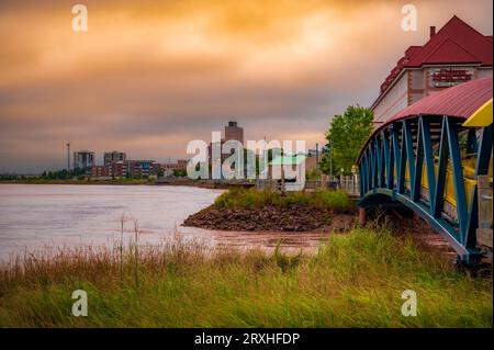 Città di Moncton e fiume con un cielo colorato e suggestivo, New Brunswick, Canada Foto Stock