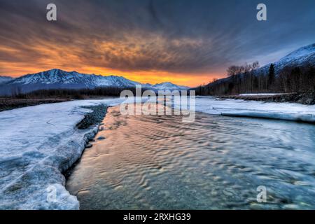 Luce mattutina sulle Chugach Mountains e Hunter Creek vicino al fiume Knik nell'Alaska centro-meridionale, Spring, HDR Foto Stock