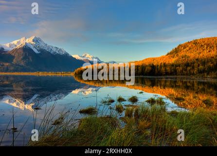 Vista panoramica del Pioneer Peak che si riflette nel lago Jim nella Mat-su Valley, Alaska, HDR Image Foto Stock