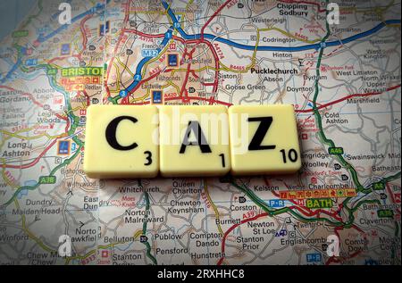 Bristol e Bath Cities, CAZ Clean Air zone - in parole, Scrabble lettere su una mappa Foto Stock