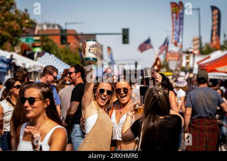 Denver, Colorado, Stati Uniti. 23 settembre 2023. La gente partecipa al primo fine settimana del 53° Denver Oktoberfest nel centro di Denver, Colorado, il 23 settembre 2023. (Immagine di credito: © Justin L. Stewart/ZUMA Press Wire) SOLO USO EDITORIALE! Non per USO commerciale! Foto Stock